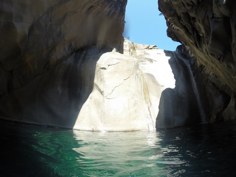 Premier rappel canyoning fleur jaune Cilaos La Réunion