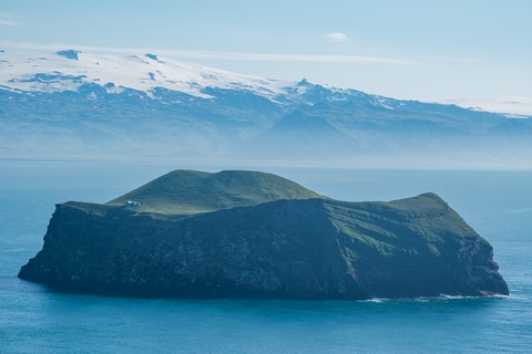 Vue sur Bjarnarey et Eyjafjallajokull Eldfell Vestmannaeujar Iles vestmann Islande Iceland