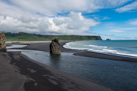 Vue sur les Reynisdrangar et l'Arnardrangur Péninsule de Dirholaey Islande Iceland