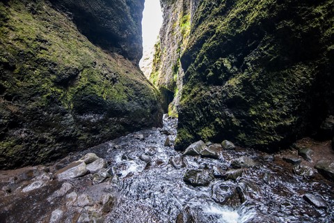 Intérieur de la Faille de Raudfeldsgja Péninsule de Snaefellness Islande Iceland