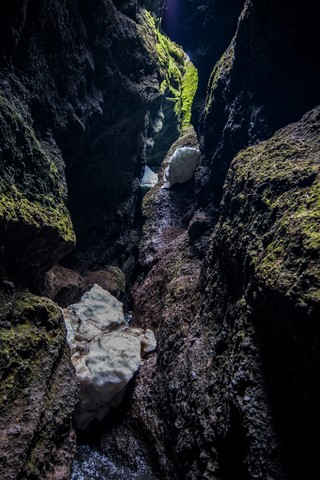 Bloc de glace Intérieur de la Faille de Raudfeldsgja Péninsule de Snaefellness Islande Iceland