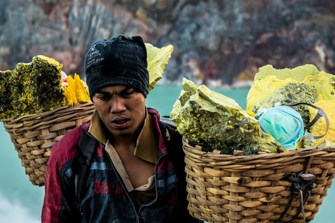 Porteur de Soufre Kawah Ijen Java Indonésie
