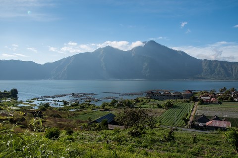 La descente vers le lac Batur Agung Bali Indonésie