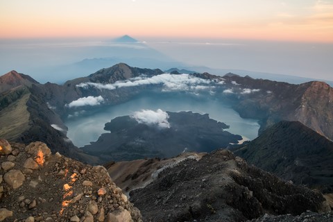 Lever de soleil depuis le sommet du Rinajni Lombok Mount Rinjani